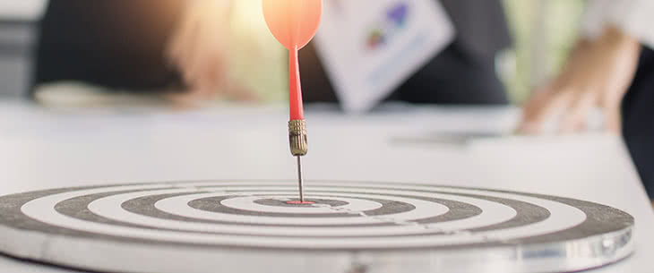 dart in target bull's eye